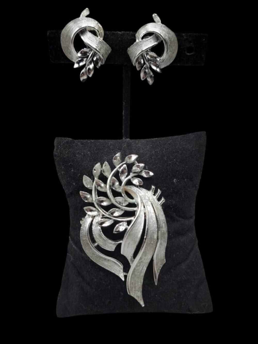 Lisner Brooch & Screw Back Earrings Silver Tone Vintage Ribbon Draped Leaves